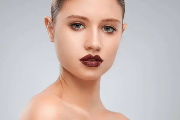 Vacker Blondin Med Naken Makeup Poserar Studio — Stockfoto