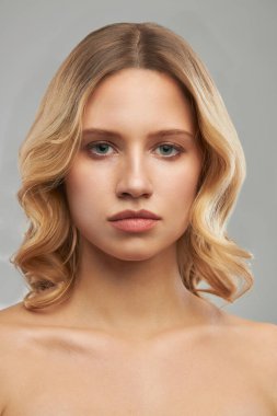 Stüdyoda çıplak makyajlı güzel bir sarışın..