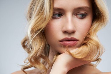 Stüdyoda çıplak makyajlı güzel bir sarışın..