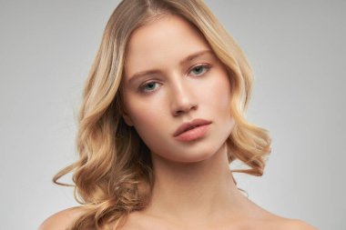 Açık tenli güzel bayan makyajsız poz veriyor..