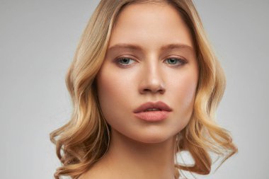 Açık tenli güzel bayan makyajsız poz veriyor..