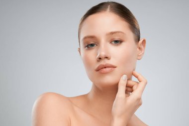 Çıplak makyajla poz veren güzel bir genç kadın. Güzellik fotoğrafçılığı