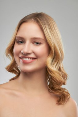 Açık tenli güzel bayan makyajsız poz veriyor..