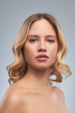 Açık tenli güzel bayan makyajsız poz veriyor..