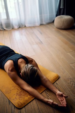 Evde yoga yapan bir kadın..