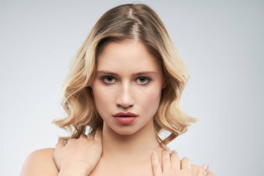 Açık tenli güzel bayan makyajsız poz veriyor..