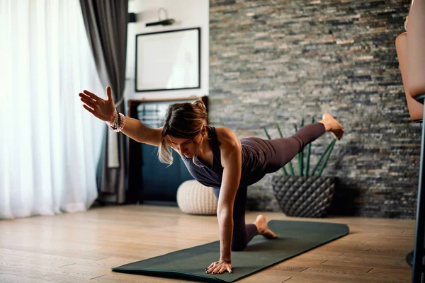 Una Mujer Mediana Edad Practicando Yoga Casa Mientras Arrodilla Sobre — Foto de Stock