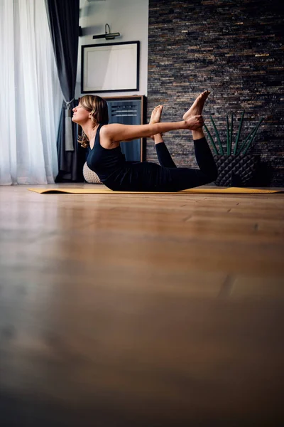 Ruhige Flexible Frau Mittleren Alters Die Hause Yoga Praktiziert Eine — Stockfoto