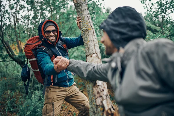 Två Vandrare Klättrar Uppför Kullen Har Ryggsäckar Ryggen — Stockfoto