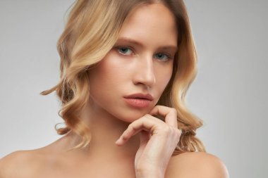 Açık tenli güzel bayan makyajsız poz veriyor..