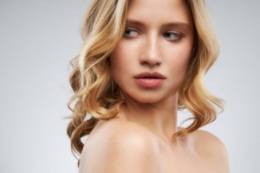 Açık tenli güzel bayan makyajsız poz veriyor..