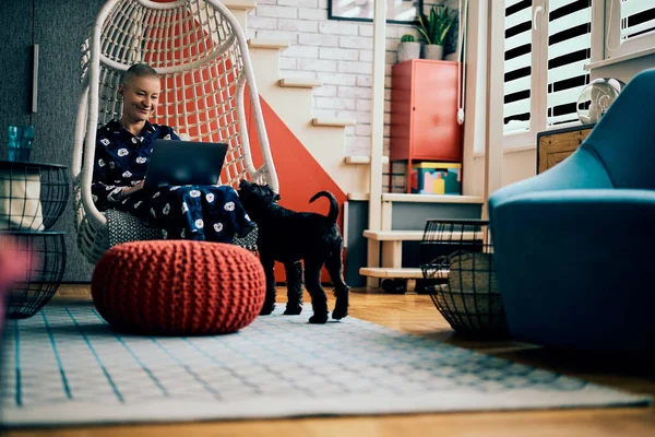 Lachende Senior Zakenvrouw Zit Thuis Haar Stoel Werkt Vanuit Huis — Stockfoto