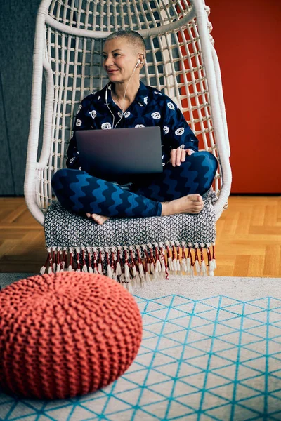 Lachende Schattige Senior Vrouw Met Kort Haar Zitten Haar Stoel — Stockfoto