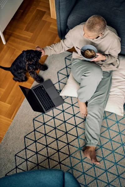 Bovenaanzicht Van Een Oudere Vrouw Met Kort Haar Die Thuis — Stockfoto