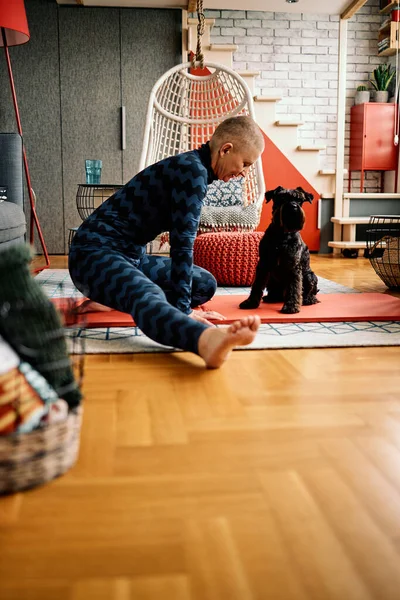 Ajuste Saludable Senior Mujer Haciendo Yoga Casa Mientras Perro Mirándola — Foto de Stock