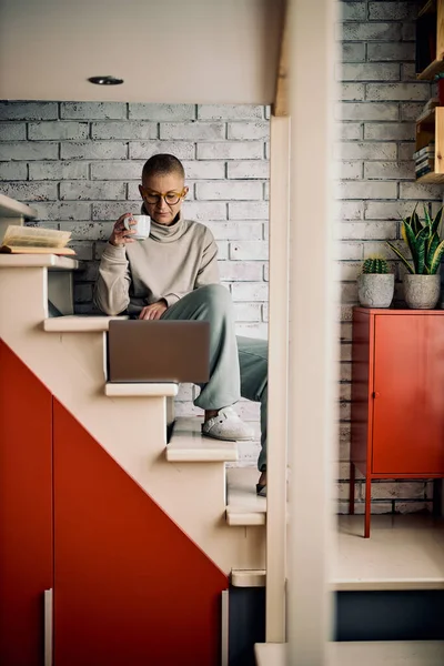Приваблива Старша Жінка Сидить Сходах Вдома Використовує Ноутбук Повішення Соціальних — стокове фото