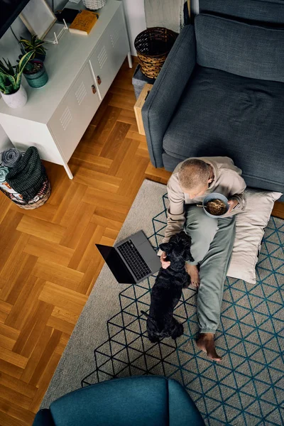 Bovenaanzicht Van Een Oudere Vrouw Met Kort Haar Die Thuis — Stockfoto