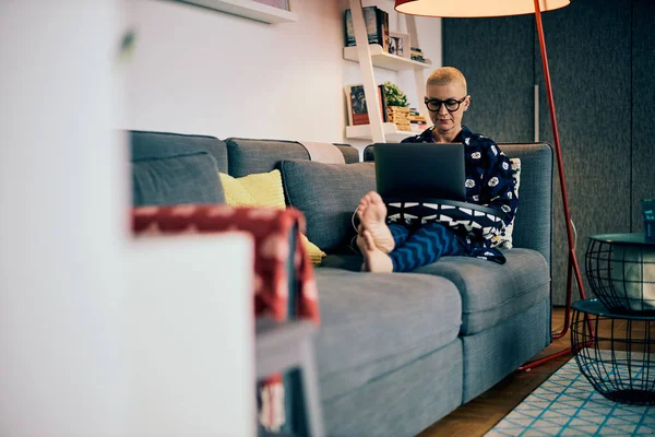 Vonzó Idős Üzletasszony Aki Otthonról Dolgozik Nyugdíjas Laptopot Használ Miközben — Stock Fotó