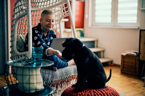 Lachende Schattige Senior Vrouw Met Kort Haar Zitten Haar Stoel — Stockfoto