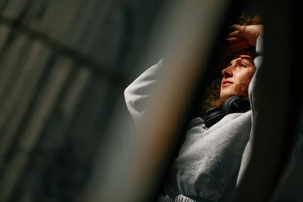 Una Mujer Joven Con Pelo Rizado Auriculares Alrededor Del Cuello — Foto de Stock