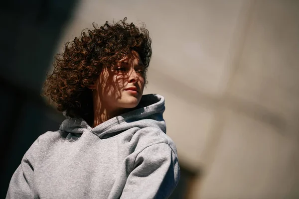 Retrato Uma Menina Com Cabelo Encaracolado Vestido Casualmente Livre Olhando — Fotografia de Stock