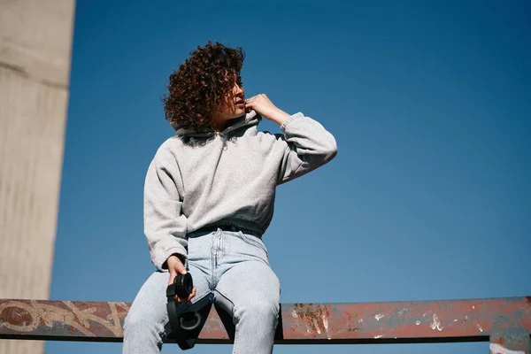 Portrait Girl Curly Hair Dressed Casually Standing Outdoors Looking Away — Stock Photo, Image