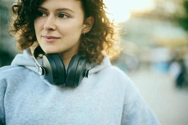 Primer Plano Mujer Joven Sosteniendo Auriculares Disfrutando Tiempo Libre —  Fotos de Stock