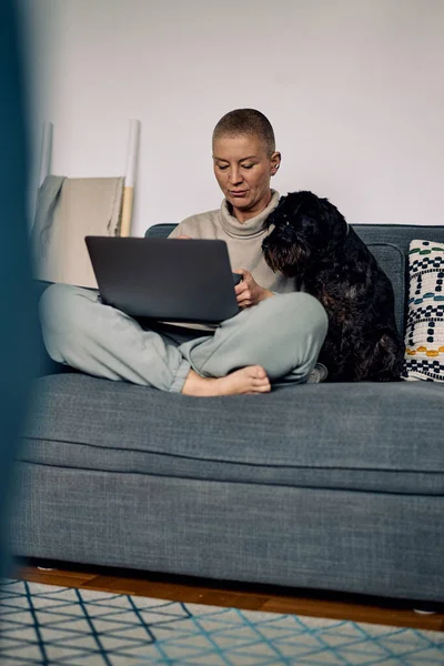 Oudere Vrouw Met Kort Haar Die Thuis Vloer Zit Laptop — Stockfoto