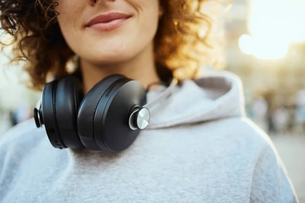 Primo Piano Giovane Donna Con Capelli Ricci Cuffie Intorno Collo — Foto Stock