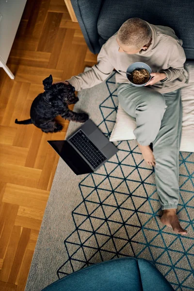 Bovenaanzicht Van Een Oudere Vrouw Met Kort Haar Die Thuis — Stockfoto