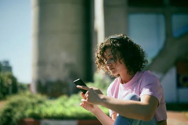 Linda Mujer Joven Sentada Aire Libre Con Auriculares Elegir Buena — Foto de Stock