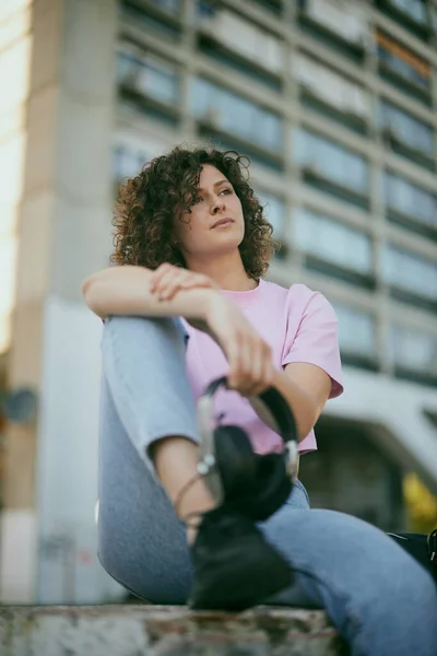 Uma Jovem Mulher Atraente Com Cabelo Encaracolado Sentado Livre Com — Fotografia de Stock