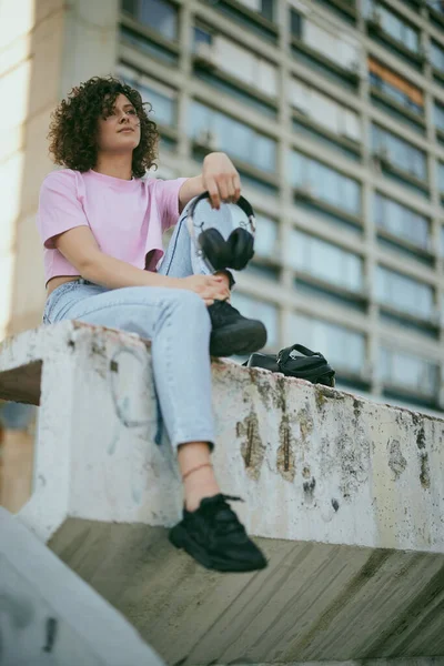 Uma Jovem Mulher Atraente Com Cabelo Encaracolado Sentado Livre Com — Fotografia de Stock