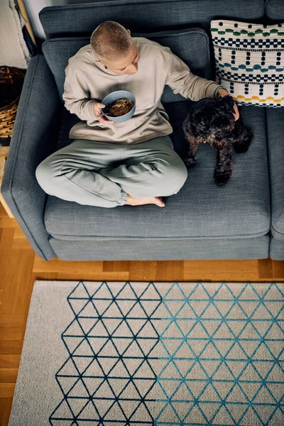 Ovanifrån Äldre Kvinna Som Sitter Soffan Hemma Äter Frukost Och — Stockfoto