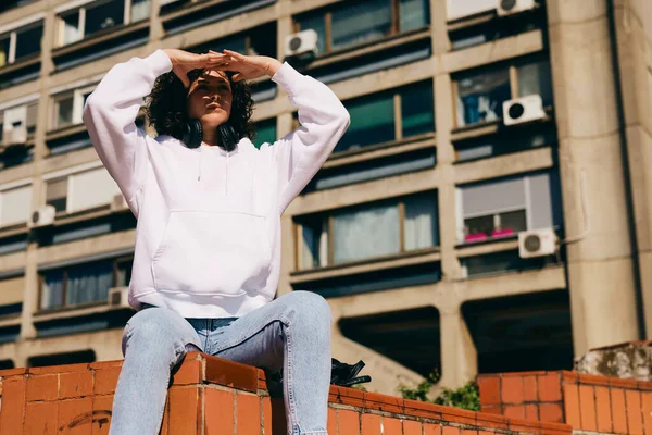 Uma Menina Bonita Com Cabelo Encaracolado Sentado Parte Urbana Cidade — Fotografia de Stock