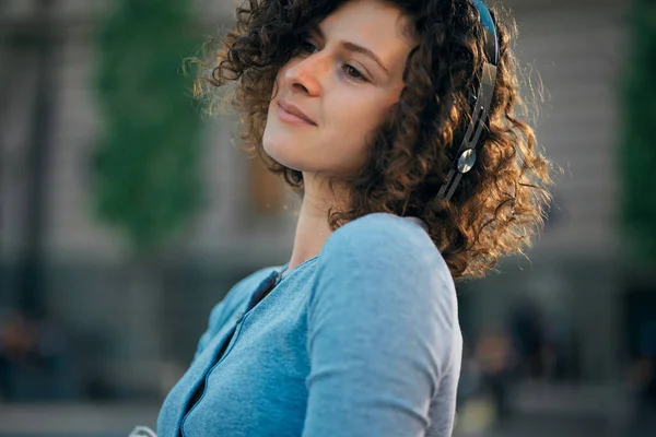 Young Woman Curly Hair Standing Street Listening Music — ストック写真
