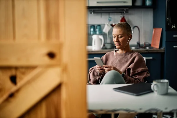 Όμορφη Ηλικιωμένη Γυναίκα Που Κάθεται Στην Κουζίνα Στο Σπίτι Και — Φωτογραφία Αρχείου