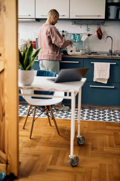 Mujer Madura Pie Cocina Preparación — Foto de Stock