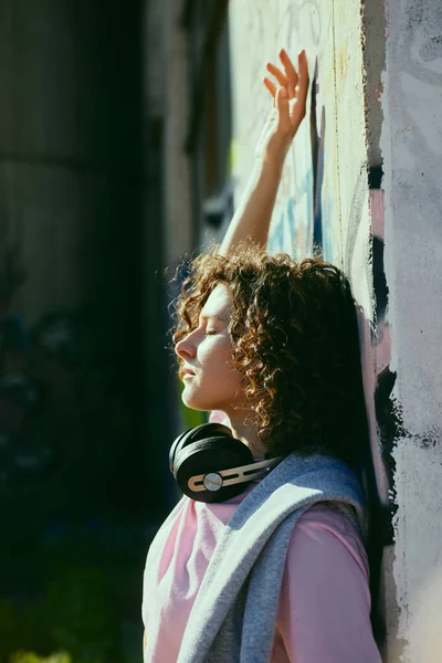 Una Mujer Joven Parada Una Calle Con Auriculares Alrededor Del — Foto de Stock