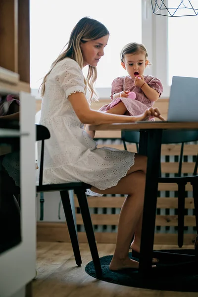 Verblijf Bij Moeder Thuis Zitten Keuken Het Krijgen Van Werk — Stockfoto