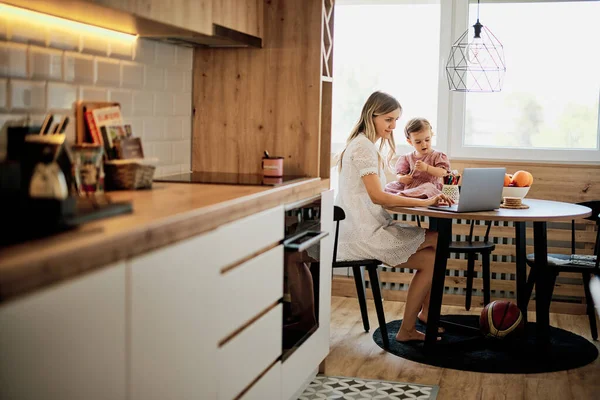 Verblijf Bij Moeder Thuis Zitten Keuken Het Krijgen Van Werk — Stockfoto