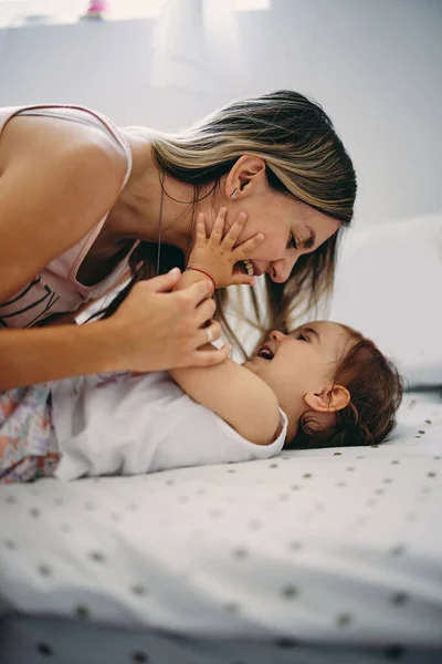 Feliz Madre Bebé Jugando Abrazándose Cama — Foto de Stock