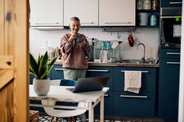 Ηλικιωμένη Γυναίκα Στέκεται Στην Κουζίνα Και Τρώει Πρωινό Της — Φωτογραφία Αρχείου