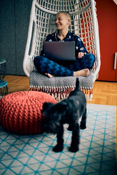 Leuke Glimlachende Senior Zakenvrouw Die Thuis Zit Haar Laptop Gebruikt — Stockfoto