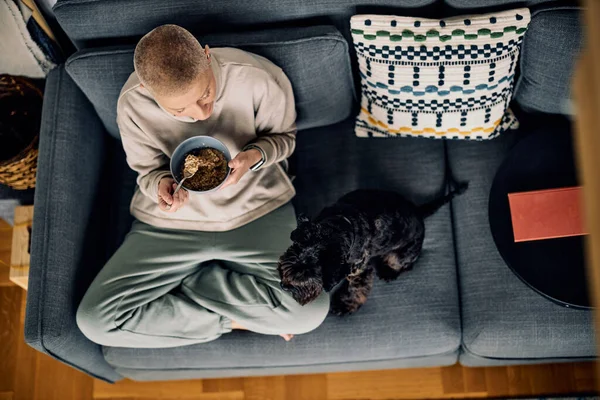 Bovenaanzicht Van Cool Volwassen Vrouw Zitten Bank Thuis Ontbijten Praten — Stockfoto