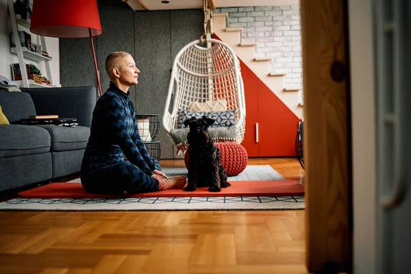 Feliz Mujer Sénior Positiva Sentada Suelo Casa Esterilla Yoga Practicando — Foto de Stock