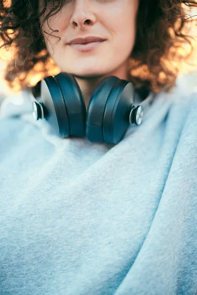 Primer Plano Una Mujer Con Auriculares Alrededor Del Cuello —  Fotos de Stock