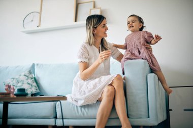 Genç ve güzel anne evde sevgili kızıyla oynuyor..