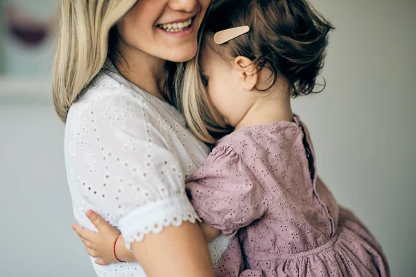 Die Junge Lächelnde Mutter Hält Ihr Kleines Mädchen Auf Dem — Stockfoto