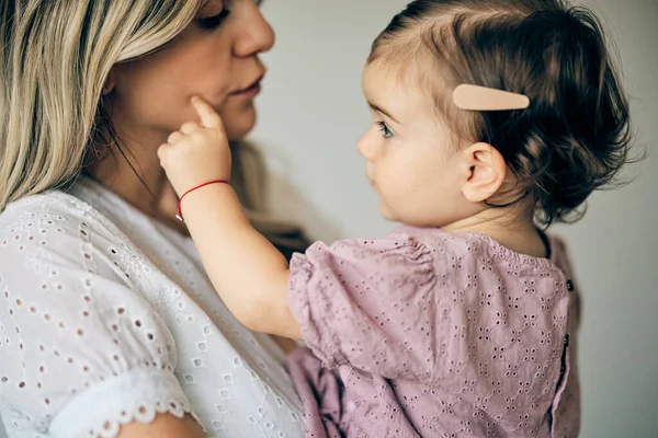 Mladá Matka Drží Své Dítě Dívka Náručí — Stock fotografie